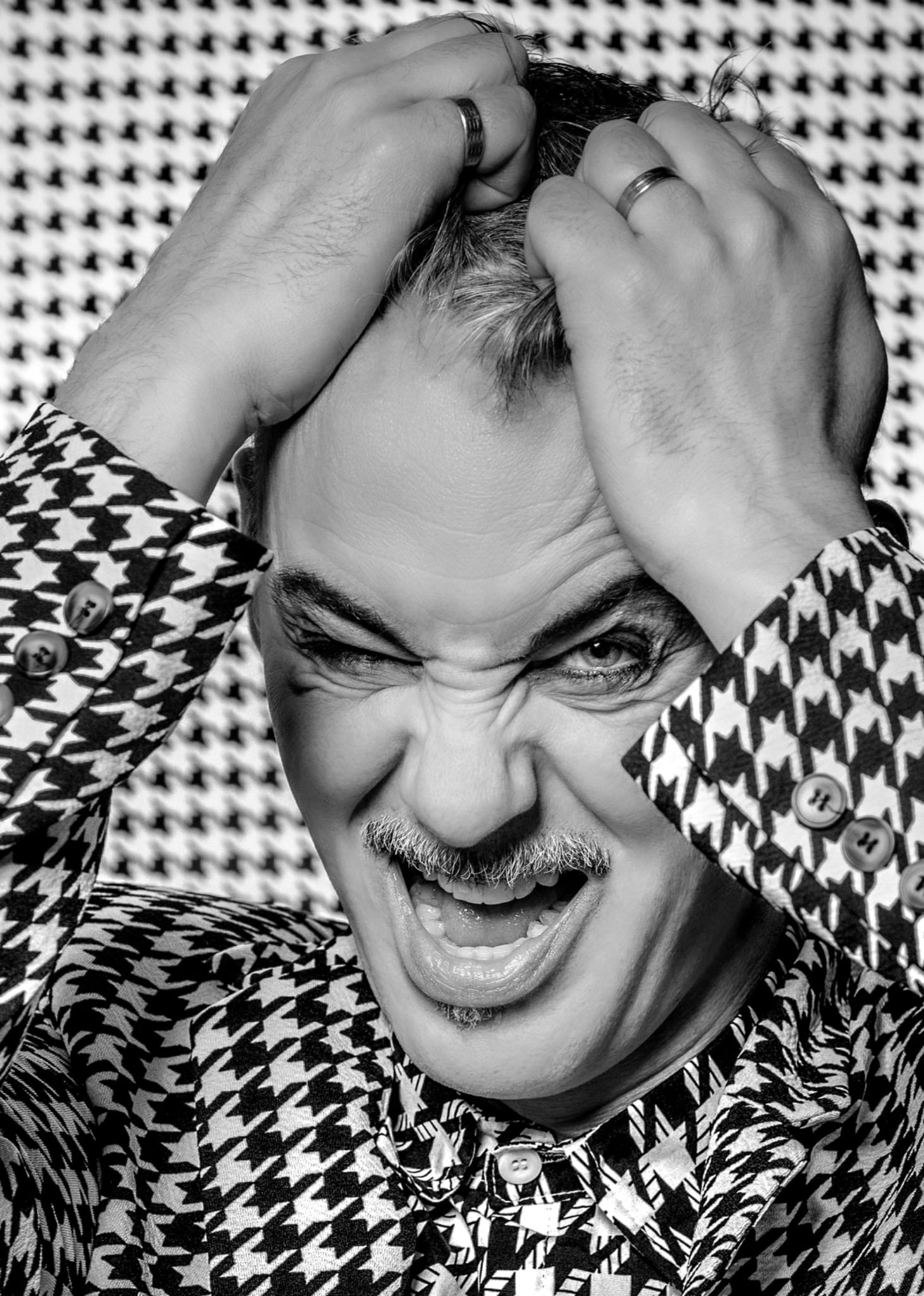 Expressief zwart-wit theatraal portret