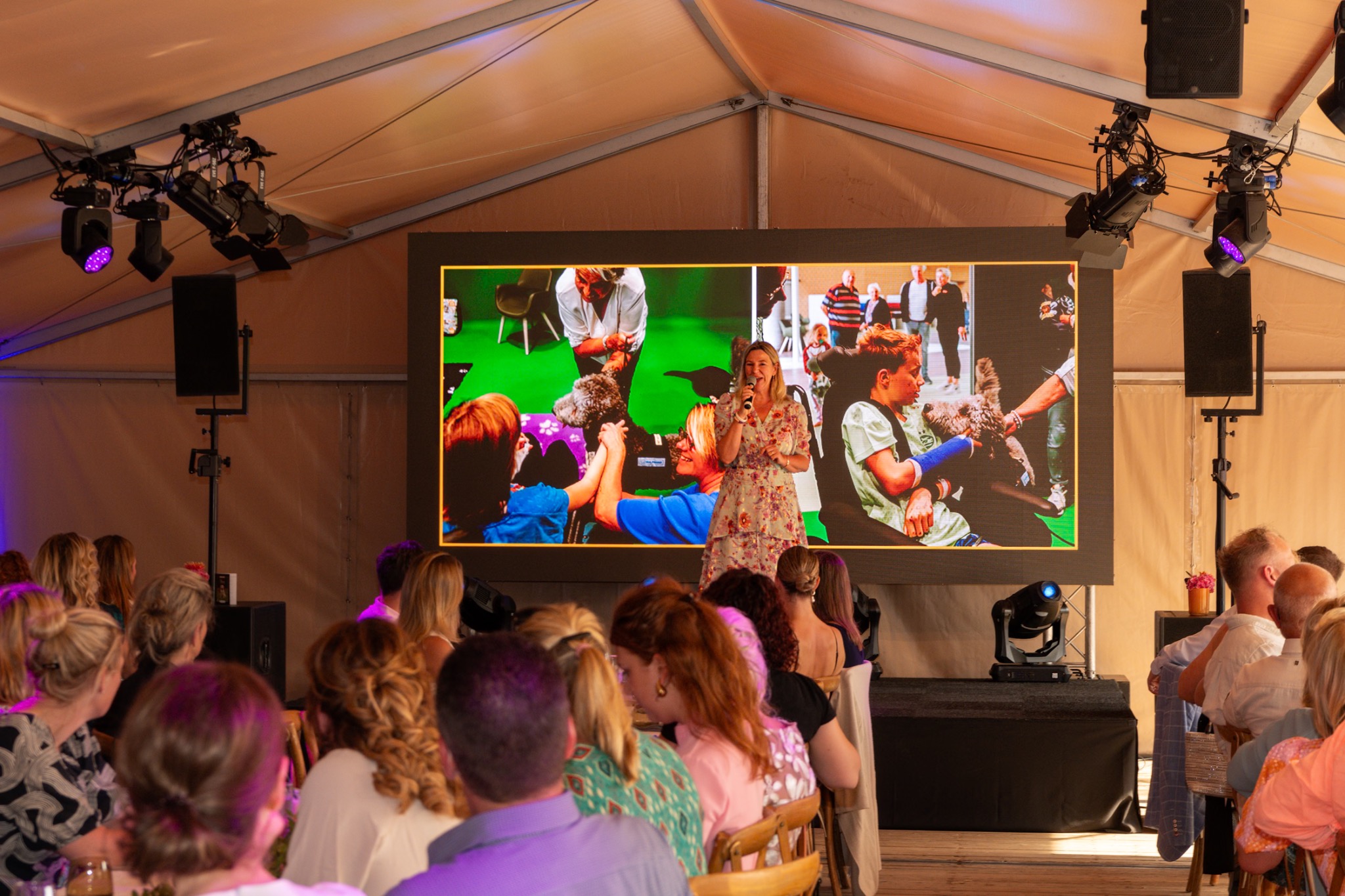 Een spreker deelt een verhaal met gasten tijdens een live-evenement