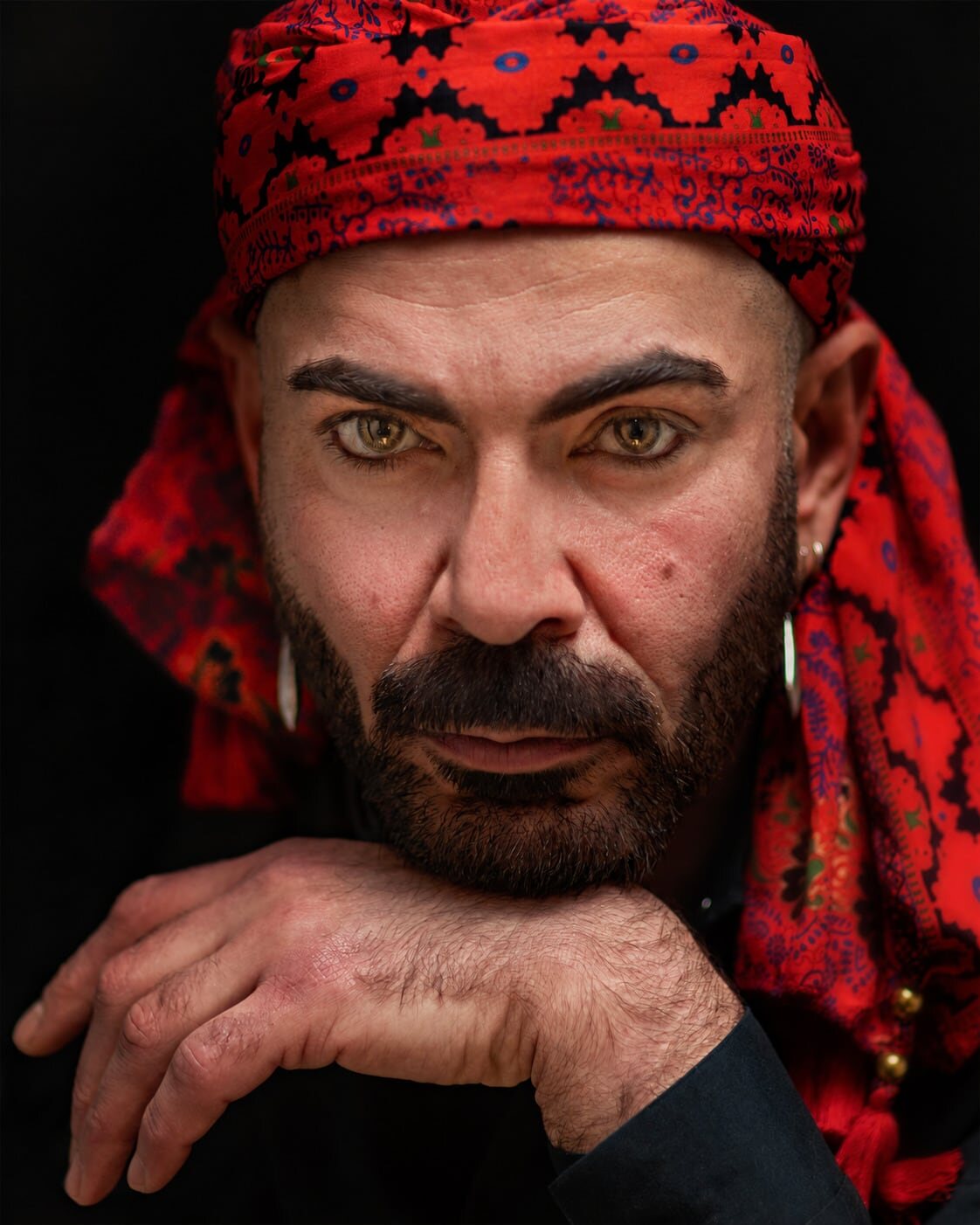 Editoriale portretfoto van een artiest met een felrode hoofddoek