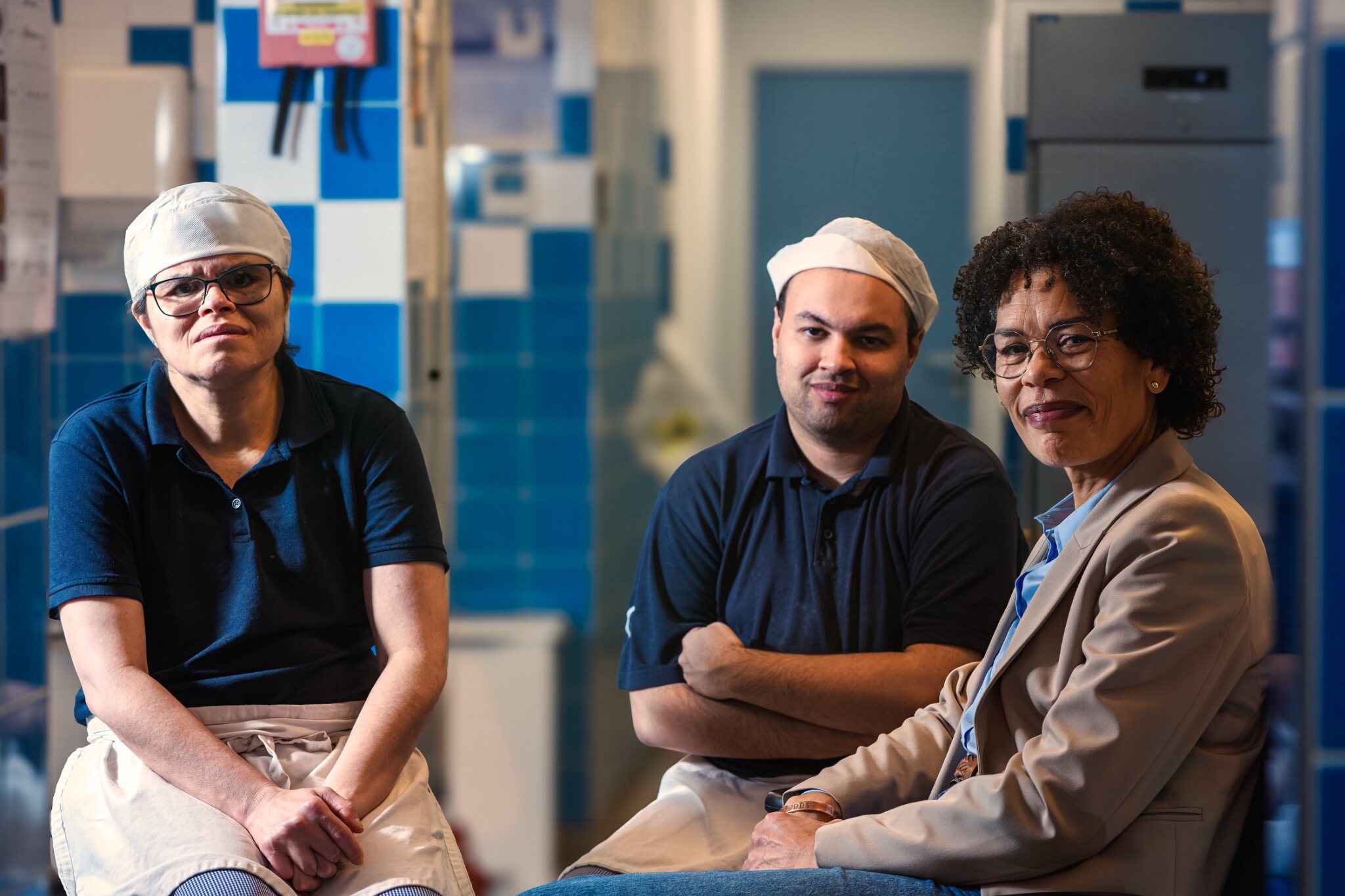 Drie collega’s samen gefotografeerd op hun werkplek