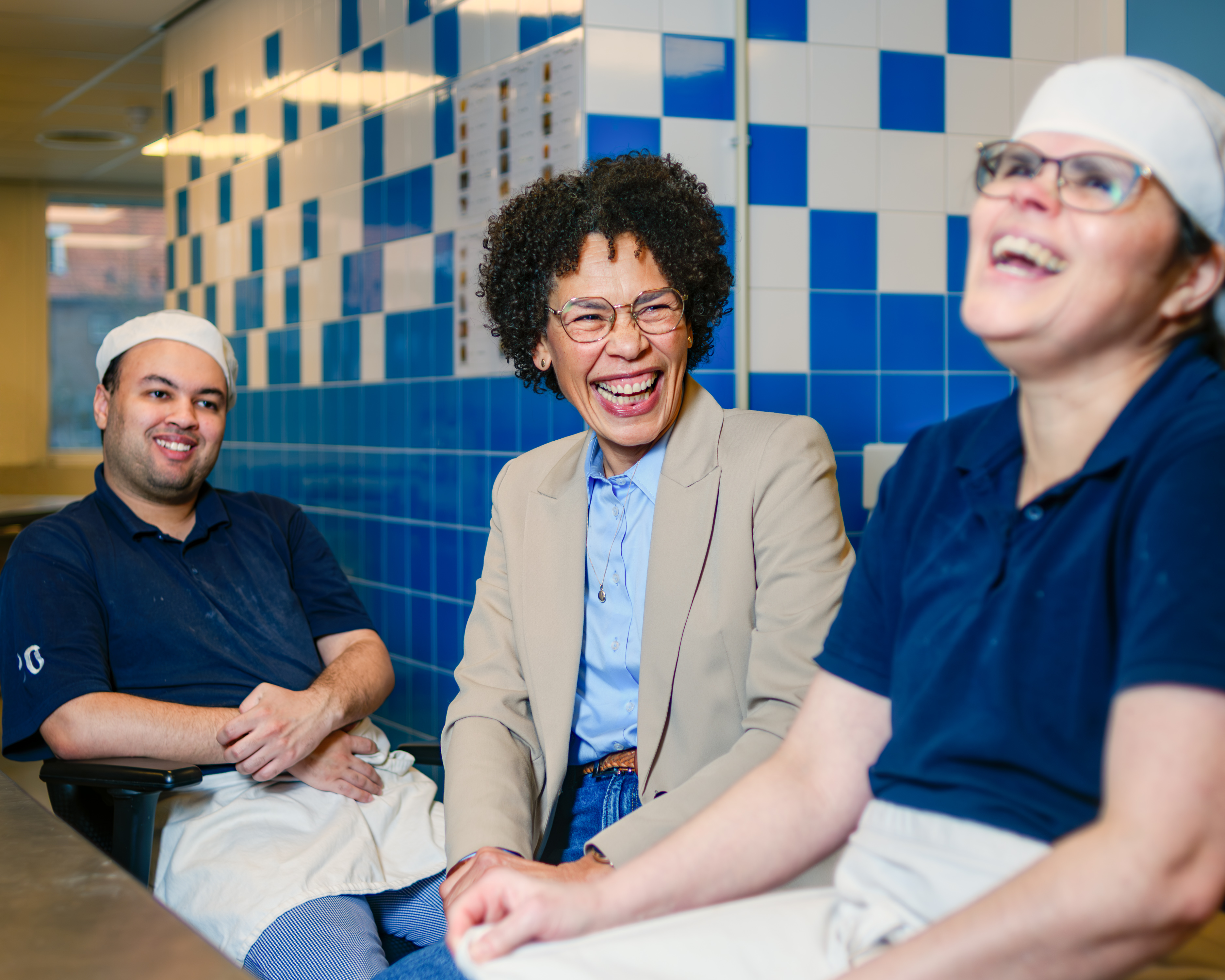 Een leider deelt een ontspannen moment met collega’s in een professionele keuken