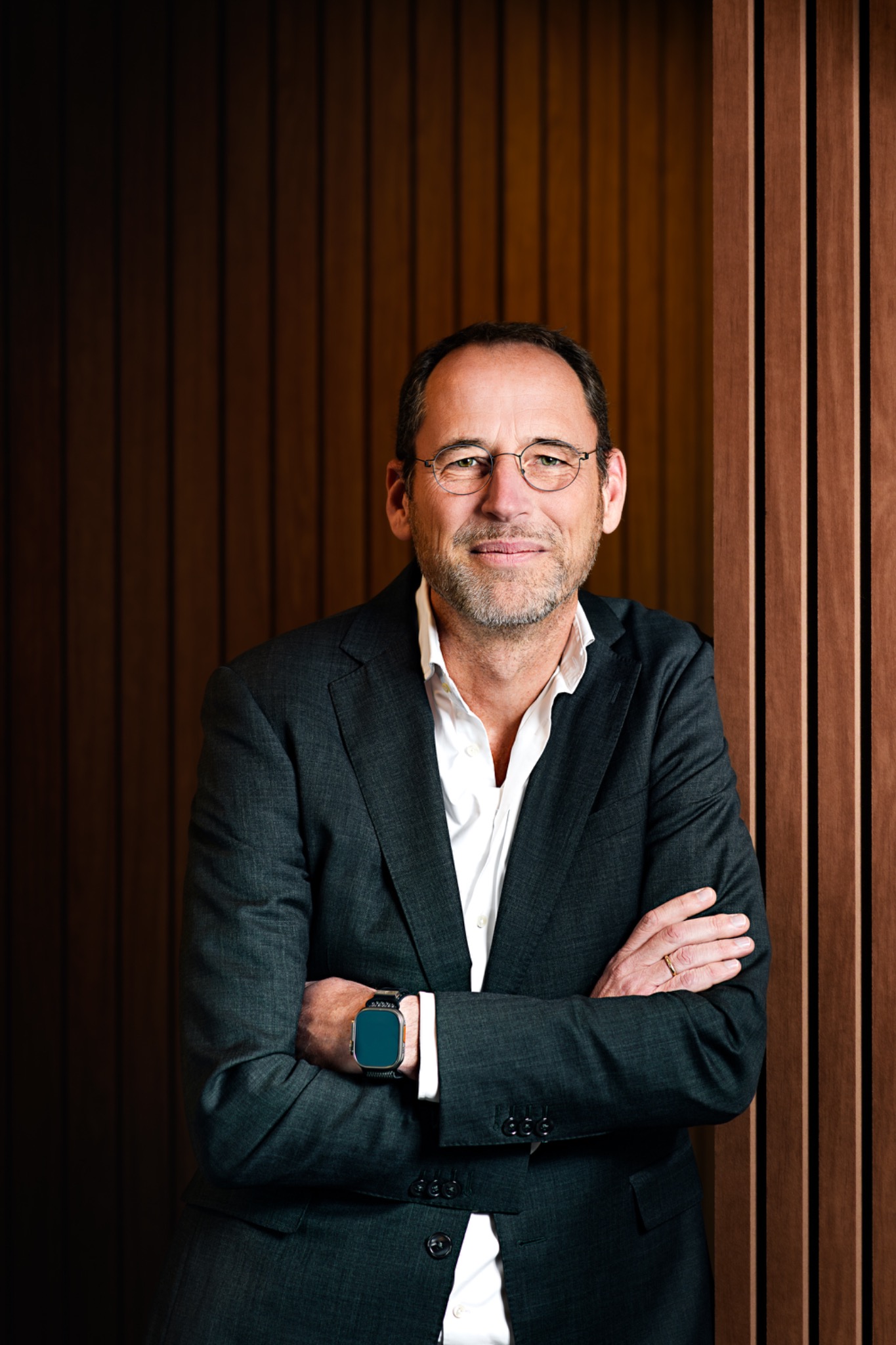 Directieportret tegen warme architectonische wandpanelen