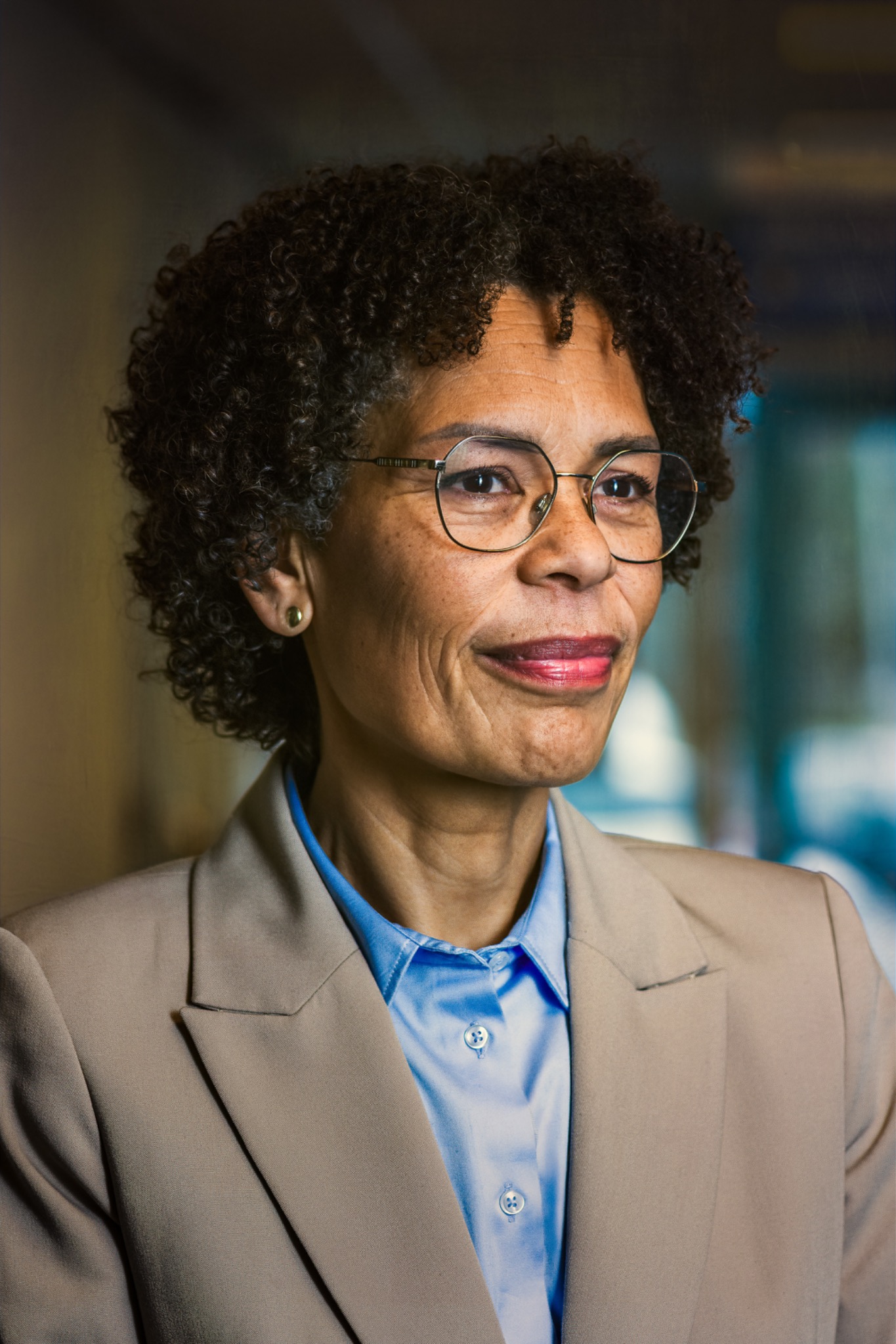 Close-up van een senior professional in zijn werkomgeving