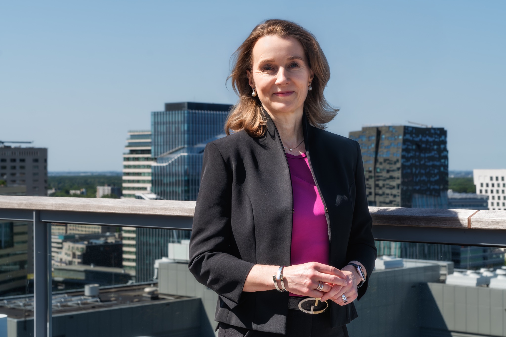 Bestuurder op een dakterras met de stad op de achtergrond