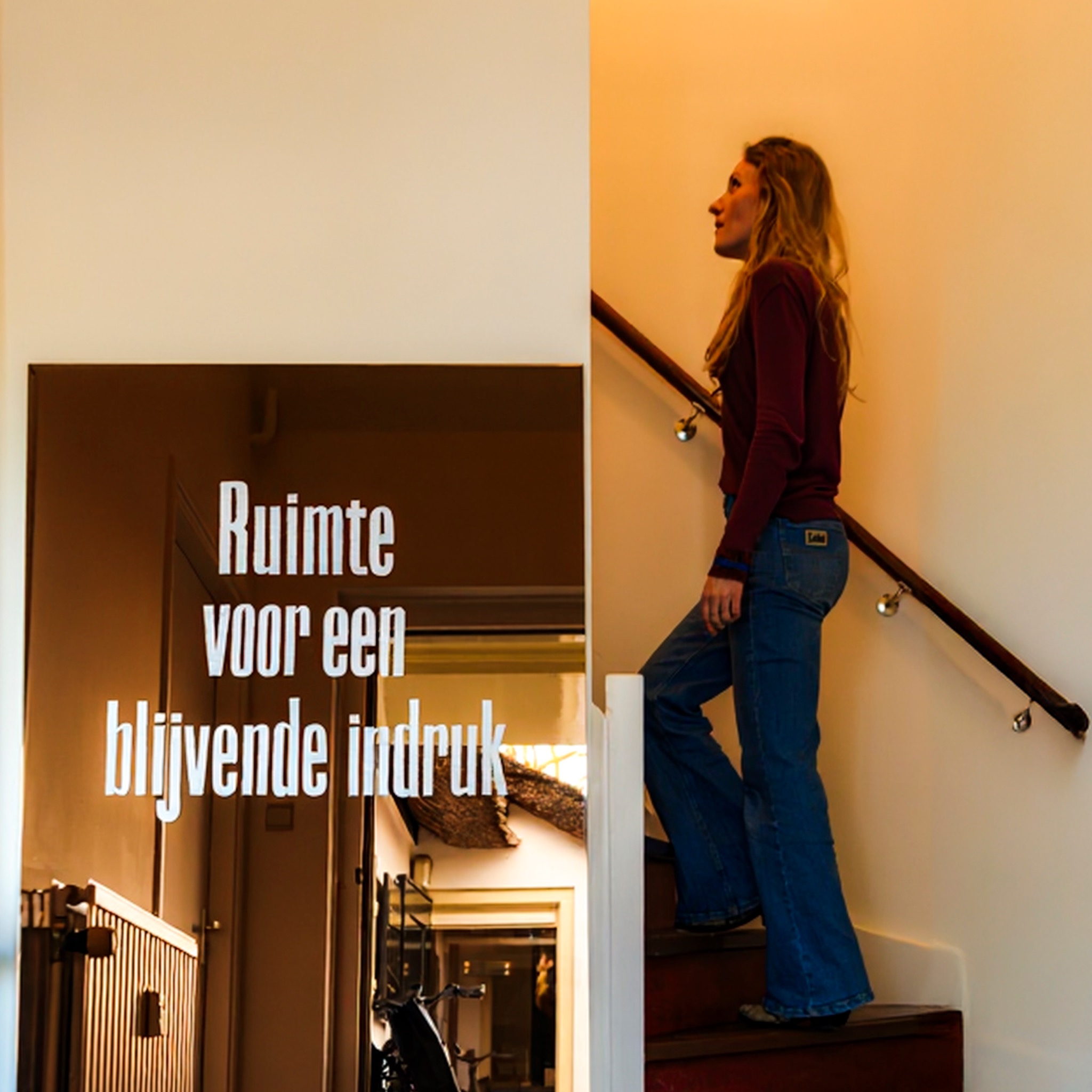 Collega op een werkplektrap naast een boodschap over een blijvende indruk