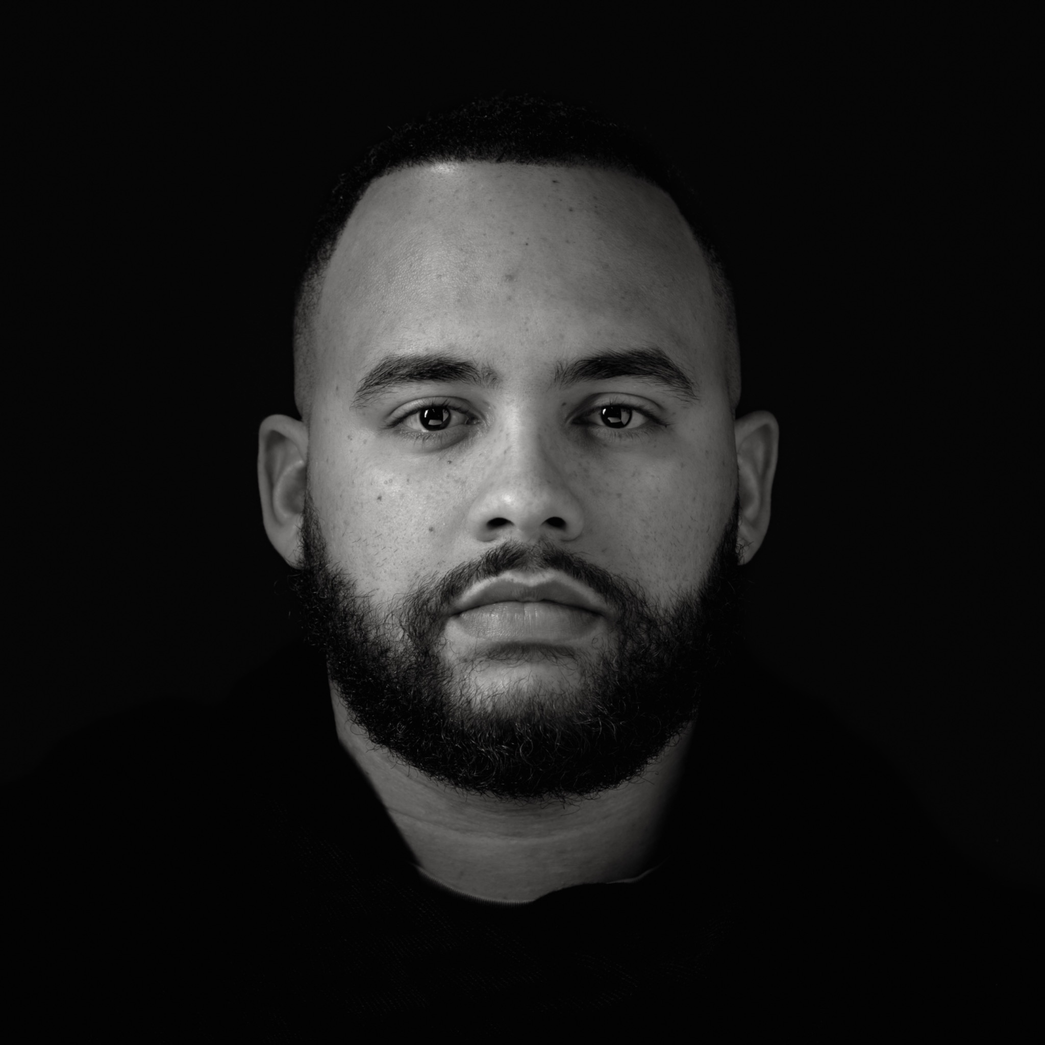 Zwart-wit headshot van een man met een baard